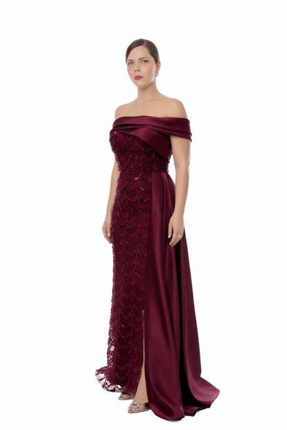 فستان سهرة بمقاسات كبيرة، بياقة من الساتان العنابي مزين بالترتر